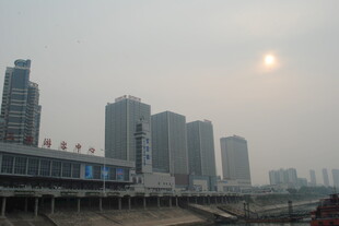城市高楼在朦胧日光下