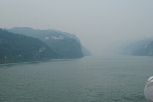 江景中的山峦与宽阔水面