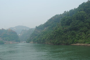 青山绿水间的宁静江河