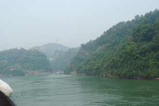 江上青山绿水美景