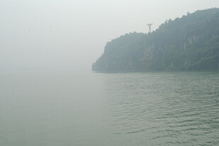 雾中江边山景