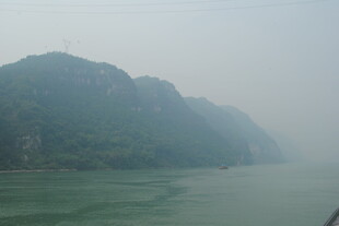 江上青山朦胧美景
