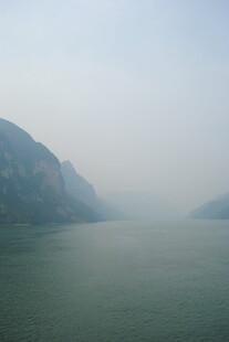 雾中江面与两岸山峦
