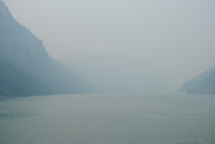 雾中江景 两岸青山隐现
