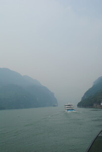 江面上的船只与两岸山峦