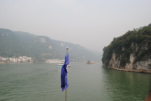 江景中的旗帜与两岸风光