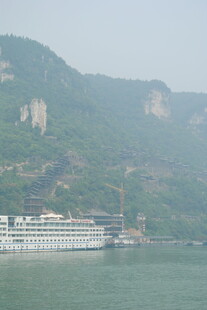 长江边的大型游轮景观