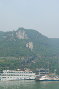 江边山峦与江上船只景象