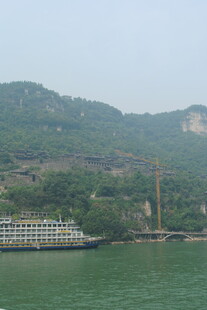 江边山峦下的轮船风景