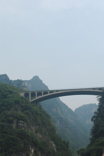 山间高架桥横跨壮丽峡谷