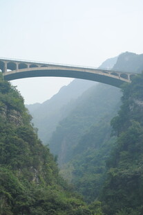 山间高架桥横跨壮丽峡谷