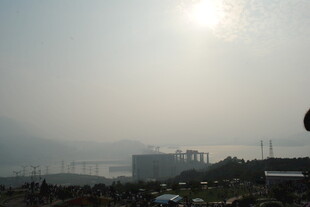 雾中城市景观