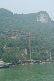 江边青山与工程作业场景