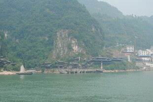 江边青山下的建筑景观