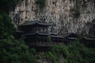 悬崖上的古朴中式建筑群
