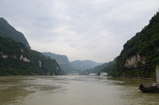 壮丽江景 两岸青山相对出