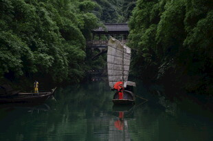 青山绿水间的古朴小船