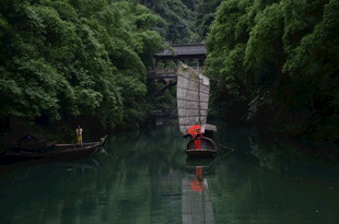 青山绿水间的古朴帆船