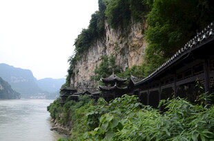 江边崖壁上的古朴建筑