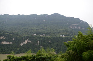 青山葱郁间的自然景致
