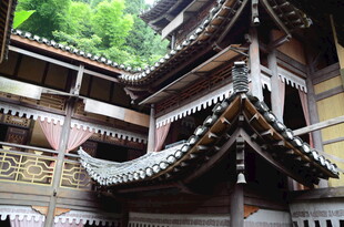 古色古香的传统木质建筑