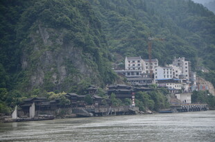 江边依山而建的建筑群