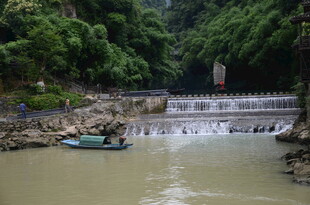 山间水坝旁的小船景致