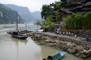江边古村停泊的船只景象