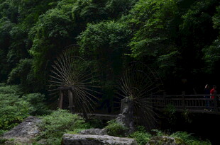 山林中的大型木质风车景观