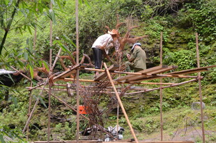 工人搭建竹制结构场景