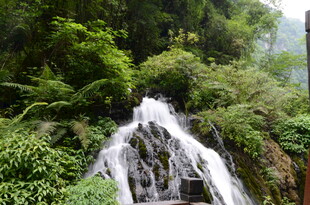 山间瀑布景观