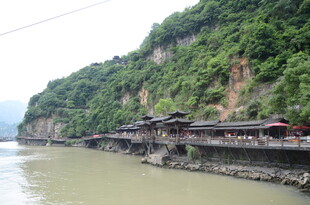江边依山而建的古朴建筑群