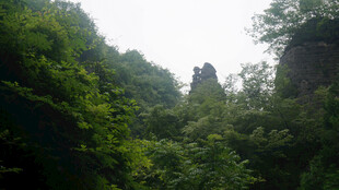 恩施山林间的古塔景观