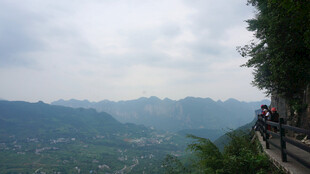 恩施山间栈道上的骑行风景