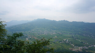 恩施山峦叠翠间的乡村景致