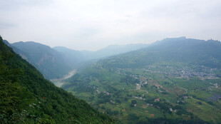 恩施山间绿野风光