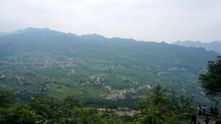 恩施山峦叠翠的乡村景致