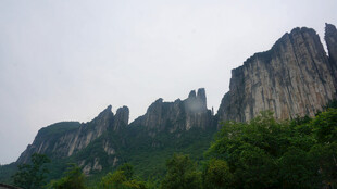 恩施壮丽山峰与葱郁植被景观