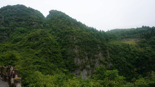 恩施翠绿山峦景致