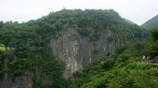 恩施青山峭壁间的自然美景