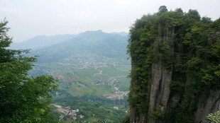 恩施峻峭山峰下的秀丽山谷