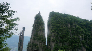 恩施奇峰耸立的壮丽山林景观