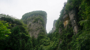 恩施翠绿山峦间的奇峰异景