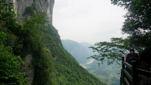 恩施山间栈道赏壮丽峡谷风光