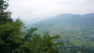 恩施山间绿意盎然的村落景色