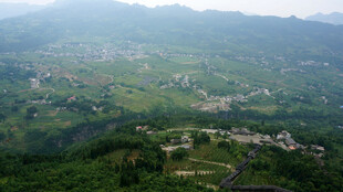 恩施山间村落俯瞰美景