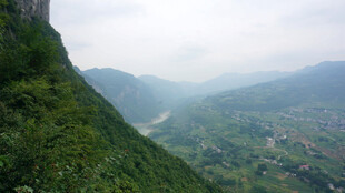 恩施山间绿野风光