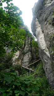 恩施山间陡峭岩石与繁茂绿植