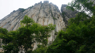 恩施巍峨山峰与葱郁林木