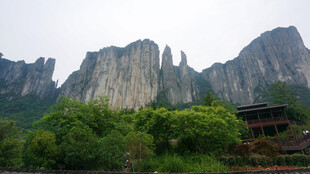 恩施奇峰绿树间的山间景致